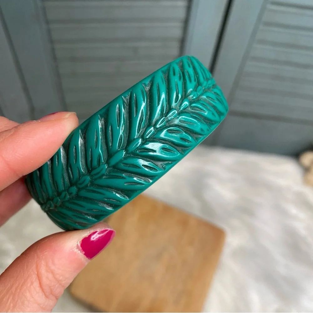 Vintage Acrylic MCM Dark Green Carved Leaf Tropical Tribal Bangle Bracelet